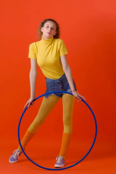 훌라후프 를 가지고 운동하는 날씬 한 소녀 — 스톡 사진