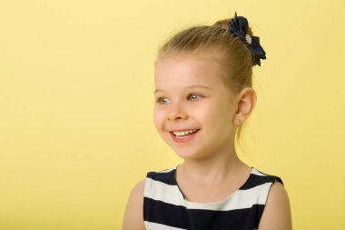 Güzel, neşeli, sarışın kızı yakından çek.