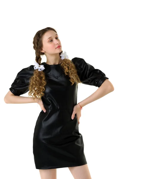 Atrakcyjna dziewczyna z plecionymi włosami w czarnej sukience — Zdjęcie stockowe