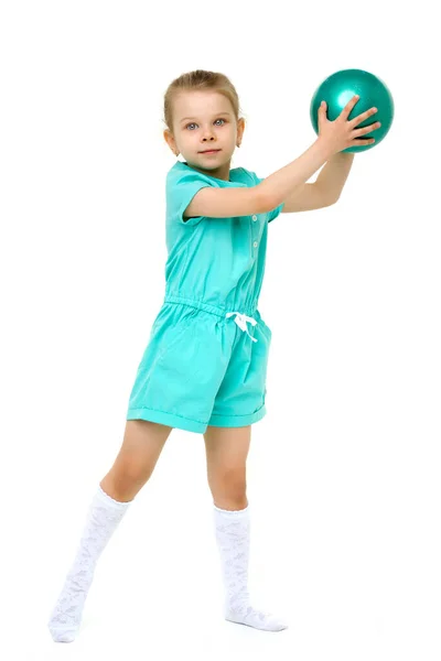 Adorável bonito menina ativa brincando com bola — Fotografia de Stock