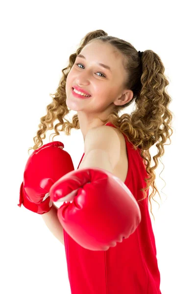 Feliz adolescente chica en rojo deporte uniforme guantes de boxeo —  Fotos de Stock