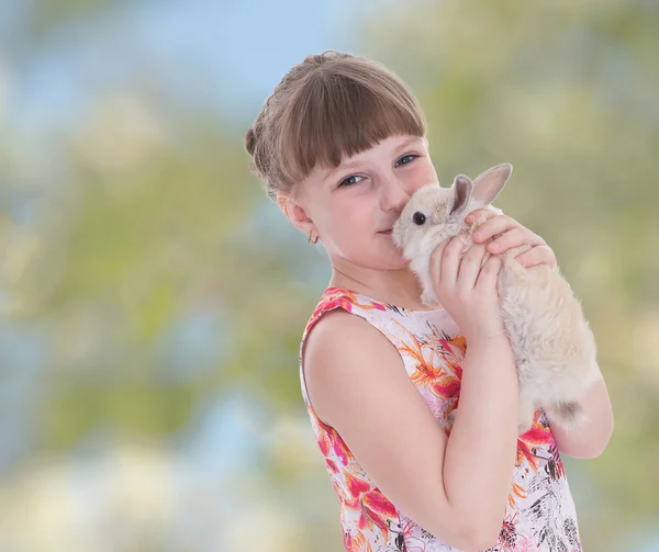 魅力的な女の子のウサギをキスします。. — ストック写真