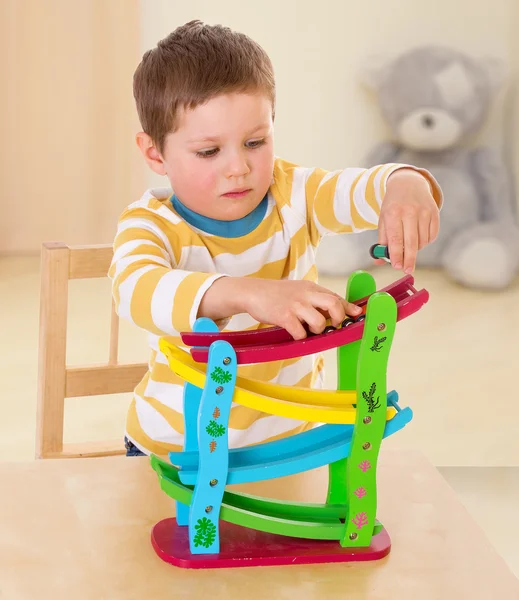 Junge spielt mit Autos. — Stockfoto