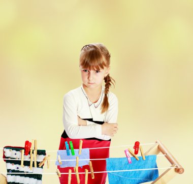 kız sadece linens clothesline askıda kalıyor..