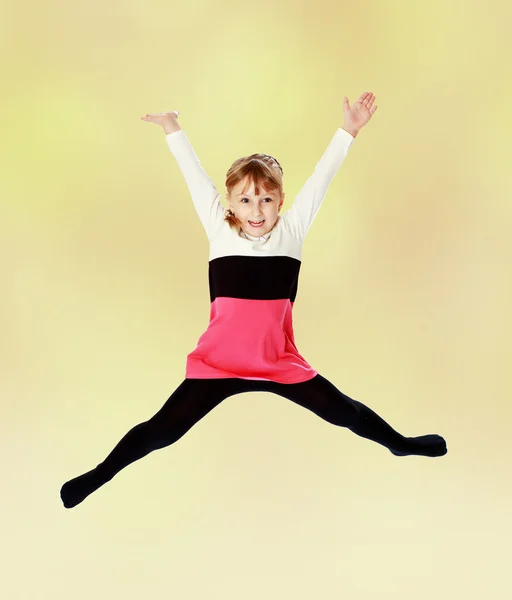 Küçük kız yüksek atlama. — Stok fotoğraf