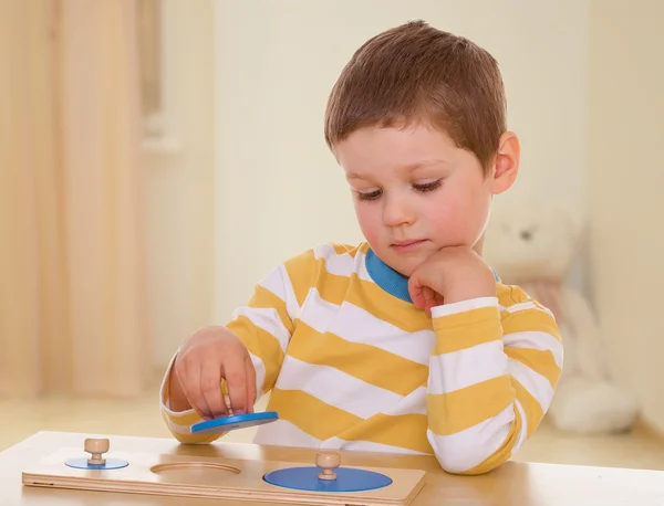 Sehr kluger kleiner Junge — Stockfoto