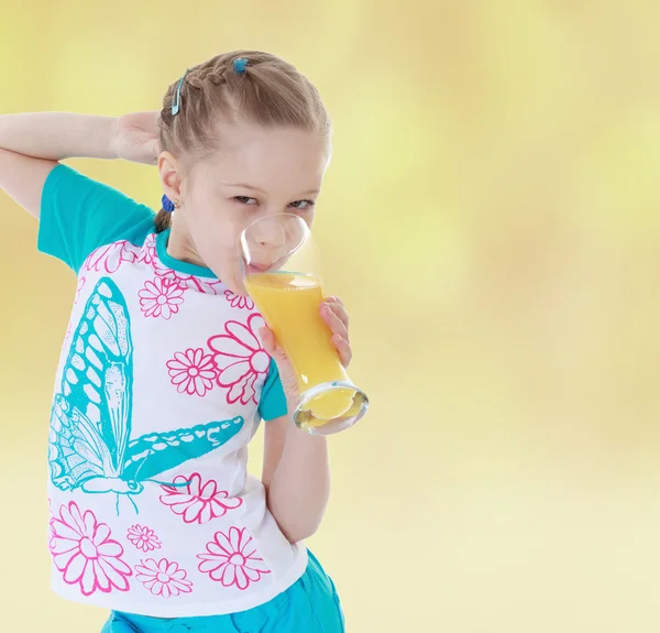 Bastante atlética chica hasta que el jugo de naranja de cerca . — Foto de Stock