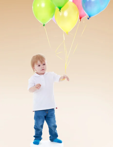 Küçük çocuk balon başlattı. — Stok fotoğraf