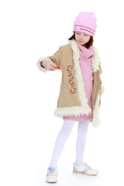 Fille à la mode en manteau chaud sur un fond blanc . — Photo