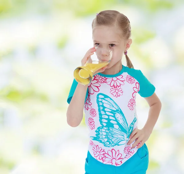 Menina em um traje de treino de beber — Fotografia de Stock