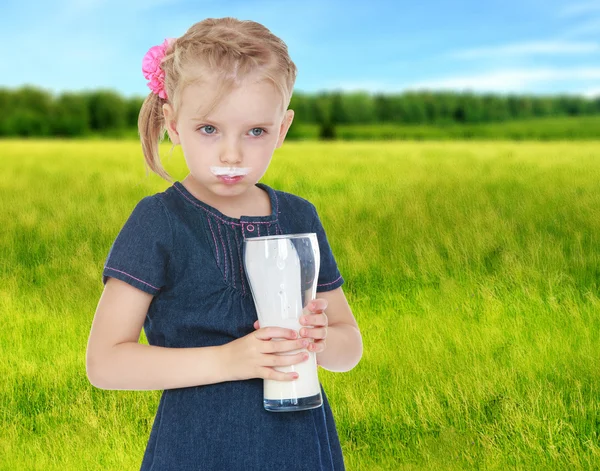 Chica bebidas leche broma — Foto de Stock