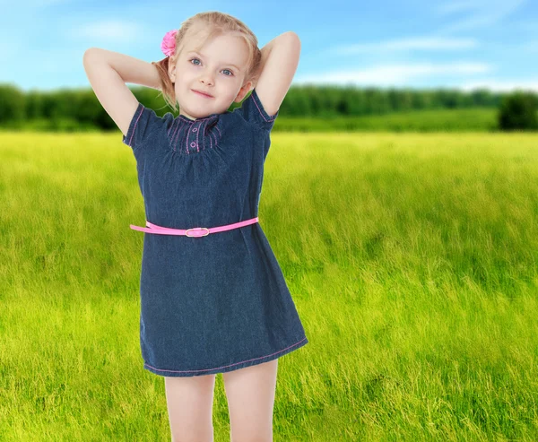 Dívka roztáhne na pole — Stock fotografie