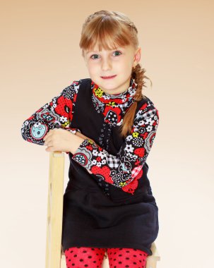 sevimli kız oturuyor