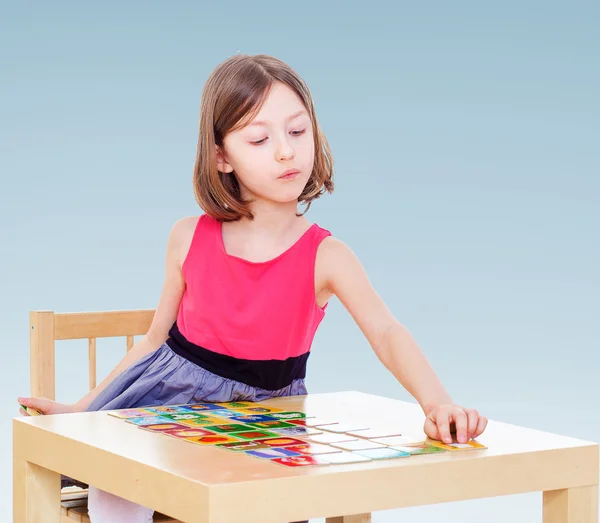 Girl enthusiastically lays out cards — Stock Photo, Image
