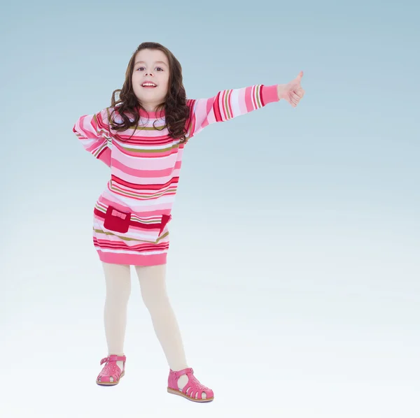 Niña juguetona en un vestido a rayas . — Foto de Stock