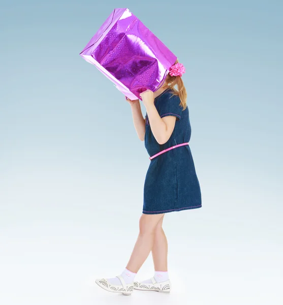 Шутки девушки, носящей на голове бумажный пакет . — стоковое фото