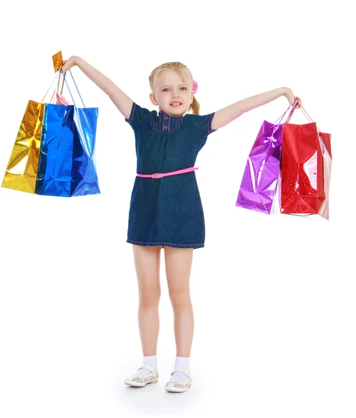 Menina levantou as mãos segurando-os em sacos de compras — Fotografia de Stock