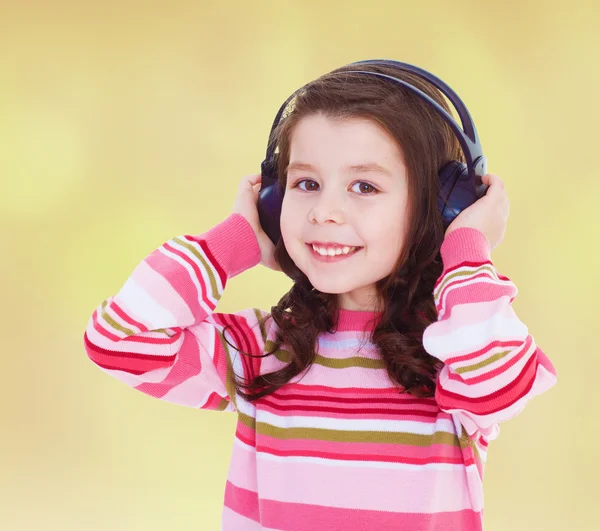 Menina muito musical ouvindo música — Fotografia de Stock