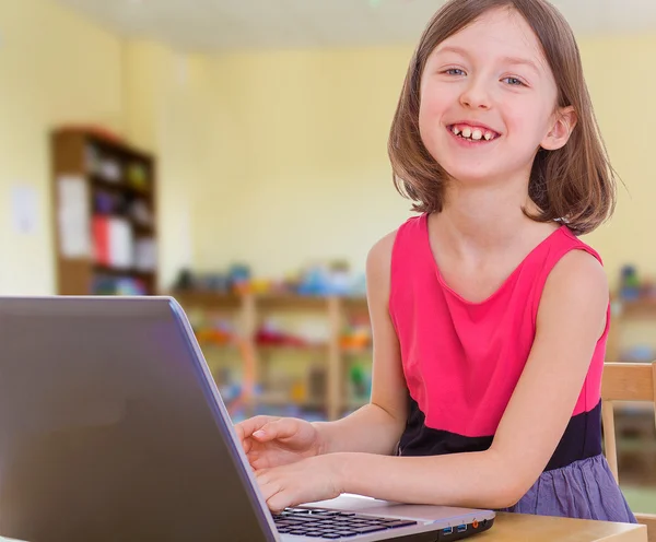 Chica bonita riendo presionando — Foto de Stock