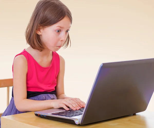 Niña en el ordenador . — Foto de Stock