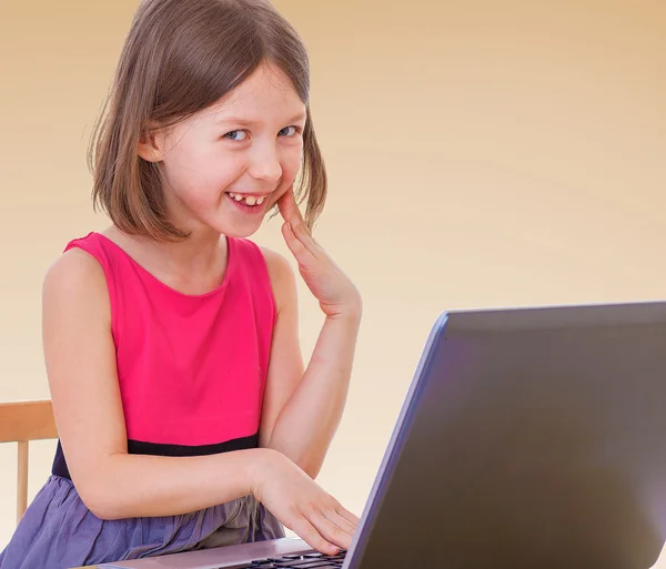 Bilgisayar başında küçük kız. — Stok fotoğraf