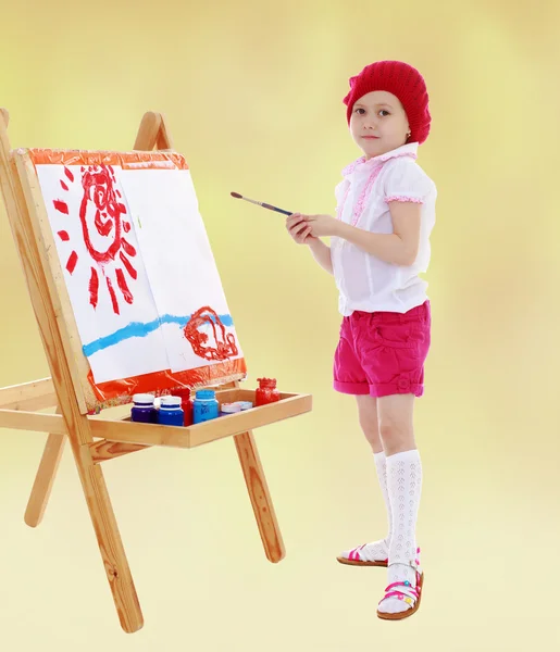 Girl draws standing behind the easel — Stock Photo, Image