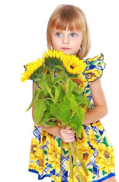 Mignonne petite fille avec un tournesol — Photo