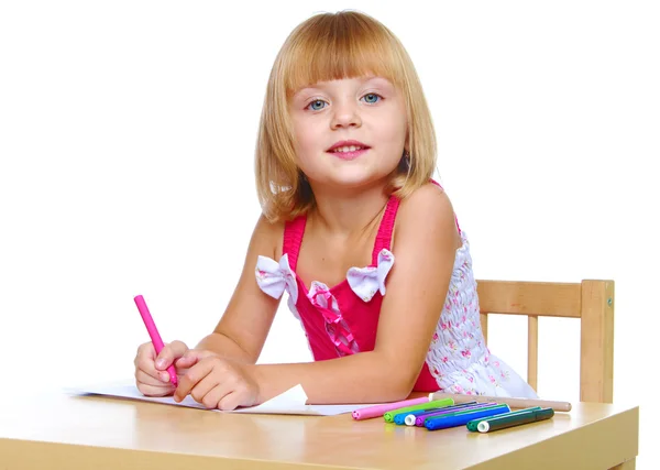 Kleines Mädchen im roten Kleid zeichnet — Stockfoto