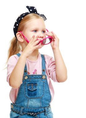 Küçük kız gözlük üzerinde çalışıyor.