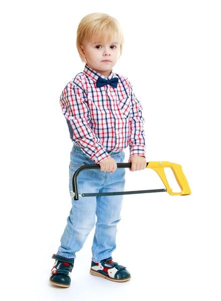 Petit garçon tenant une scie à métaux . — Photo