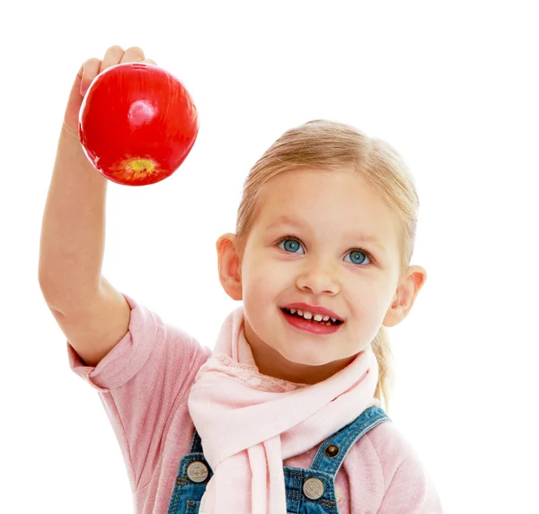 Kleines Mädchen mit einem roten Apfel. — Stockfoto