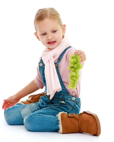 Little girl holding a bunch of grapes. — Stock Photo, Image