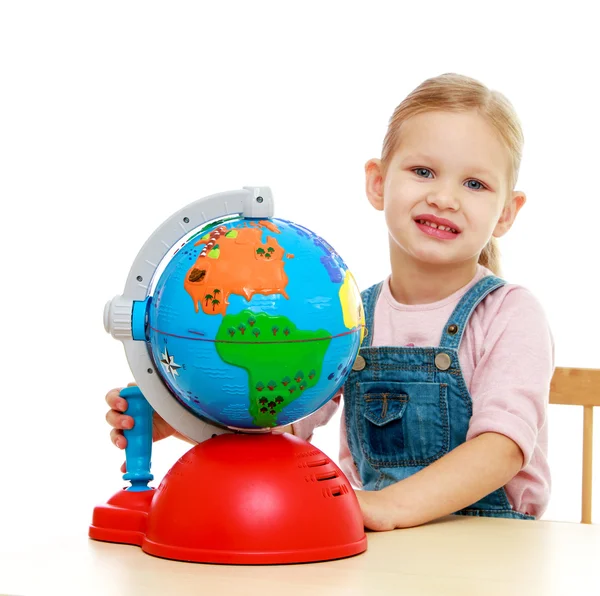 Kleines Mädchen sitzt am Tisch — Stockfoto