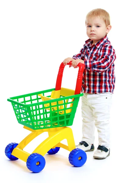 Kleiner Junge mit Spielzeug-LKW. — Stockfoto