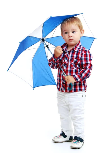 色付きの傘を立つ小さな男の子 . — ストック写真