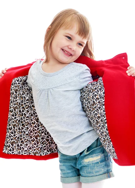Sehr modisches kleines Mädchen im knallroten Mantel — Stockfoto