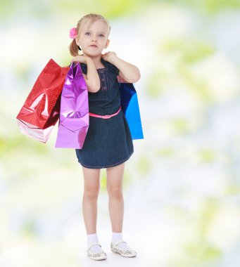 Sevimli küçük kız oynamaya.