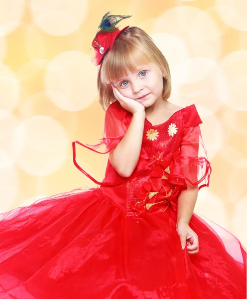 Malá módní holčička v zářivě červených šatech . — Stock fotografie