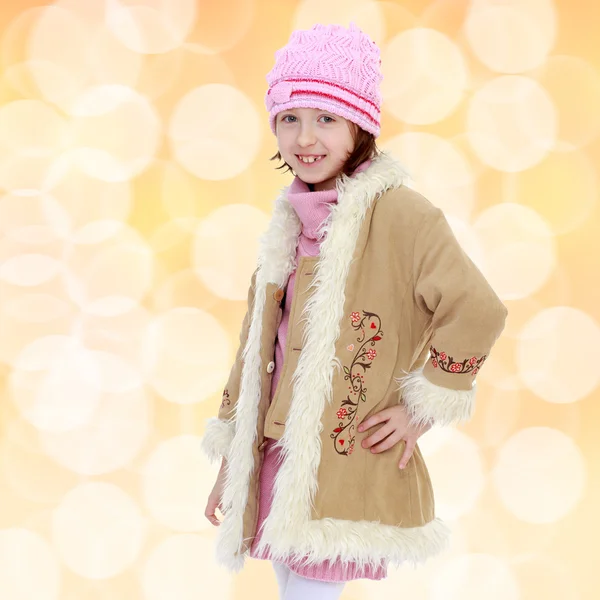 Petite fille à la mode dans un manteau de fourrure . — Photo