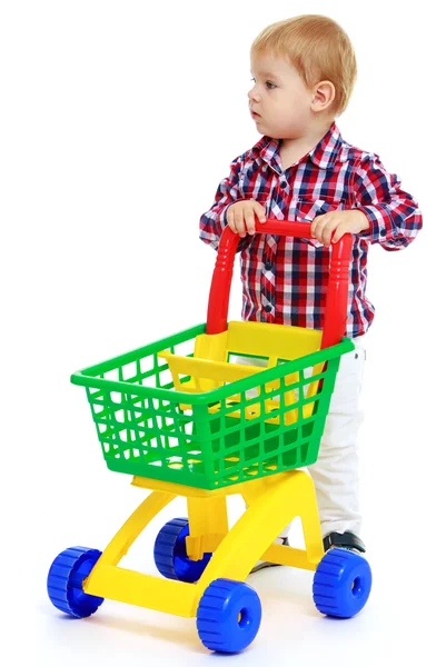 Маленький мальчик играет в магазине . — стоковое фото