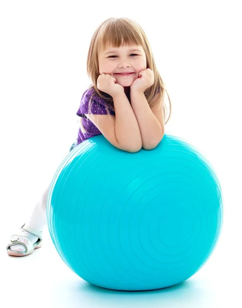 Menina positiva com a bola azul . — Fotografia de Stock