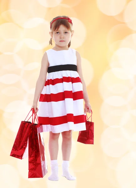 Досить маленька дівчинка йде за покупками — стокове фото
