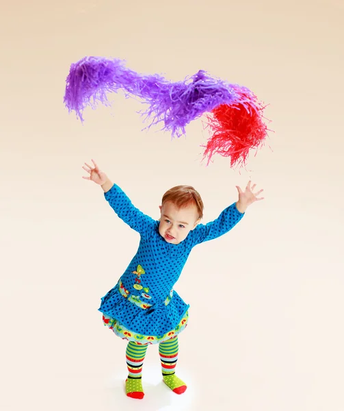 Niña aparece colorido oropel . — Foto de Stock