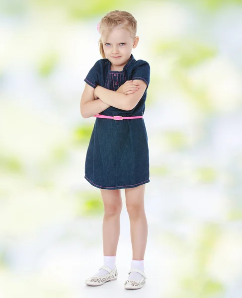 Charmantes kleines Mädchen beim Spielen. — Stockfoto