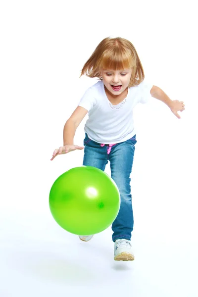 Girl in a white T-shirt runs, I note — Stock Photo, Image