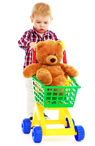 Küçük çocuk bir oyuncak ayı kamyona binme. — Stok fotoğraf
