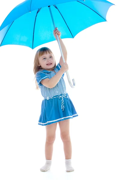 Petite fille joyeuse avec parapluie bleu — Photo
