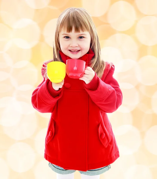 Affascinante bambina con un cappotto rosso — Foto Stock