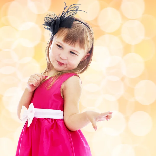 Encantadora niña en un vestido rosa —  Fotos de Stock