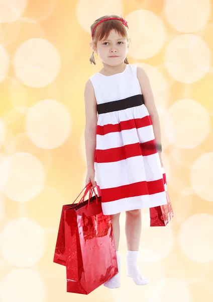 Pretty little girl goes shopping — Stock Photo, Image